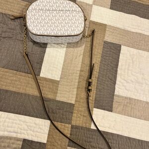 Micheal kors crossbody never worn